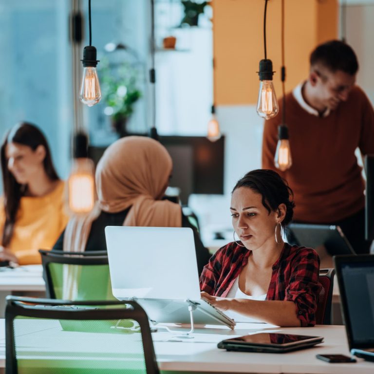 Perbedaan Bekerja di Kantor Start-up, Corporate, dan Agency 