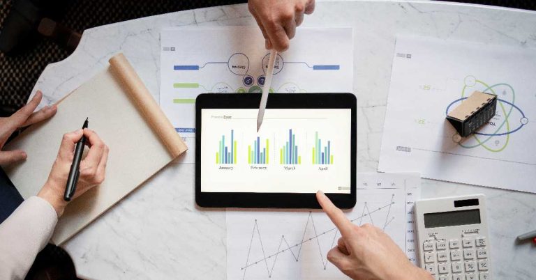 expense tracker adalah
