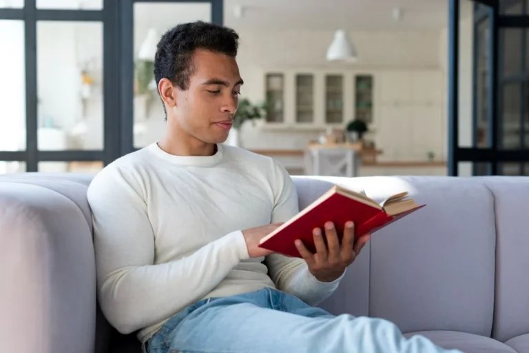 Baca Buku Fisik vs e-Book, Mana Opsi Terbaik?